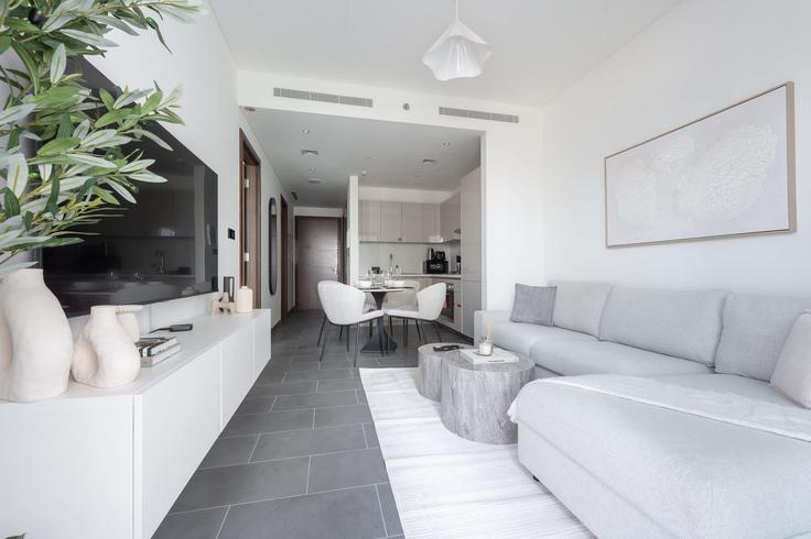 Nad Al Sheba, Dubai 소재 Building Tariaq Bedon Esm - airdxb - 1319145 유닛에 마련된, 현대적인 가구로 꾸며진 우아한 디자인의 거실 Nad Al Sheba, Dubai 소재 Building Tariaq Bedon Esm - airdxb - 1319145 유닛에 마련된, 현대적인 가구로 꾸며진 우아한 디자인의 거실