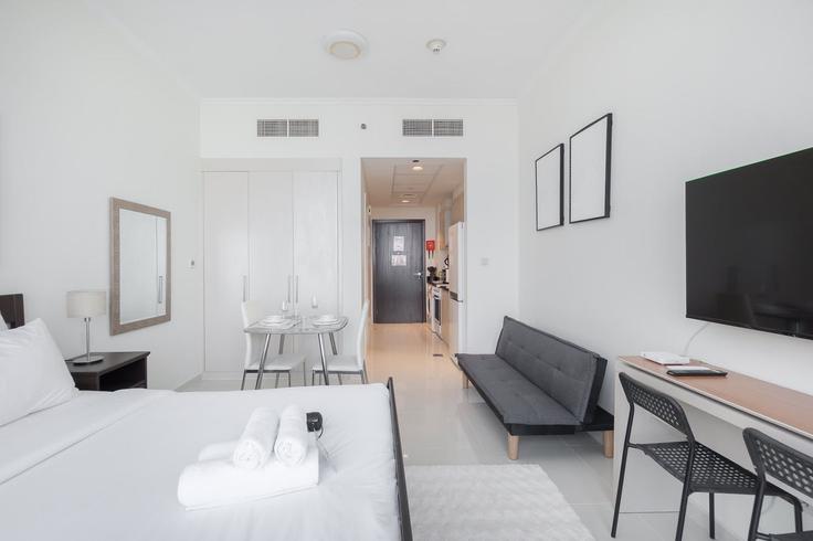 Salle de séjour élégante avec mobilier moderne dans un appartement à Building D54 - airdxb - 1320740 à Al Hebiah Third, Dubai