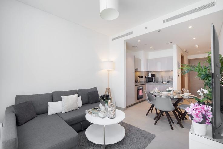Sala de estar elegantemente projetada com móveis modernos em um apartamento no Building Tariaq Bedon Esm - airdxb - 1321333 em Nad Al Sheba, Dubai