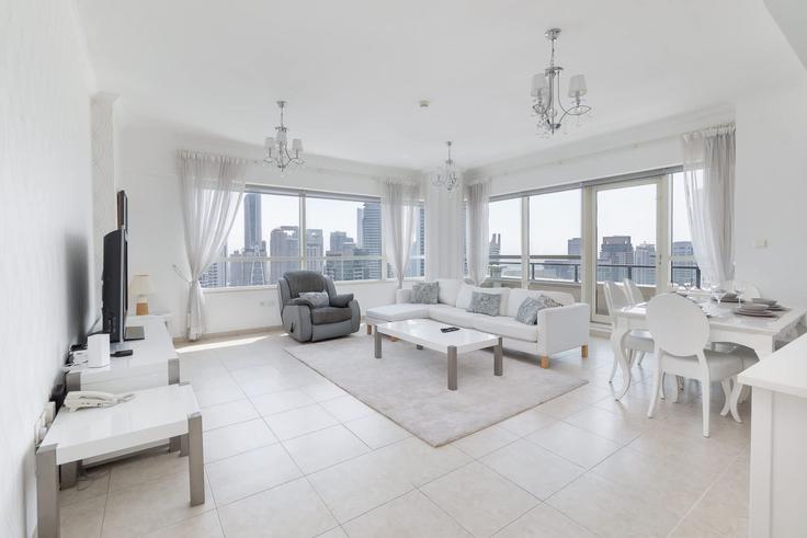 Dubai Dubai MarinaのBuilding King Salman Bin Abdulaziz Al Saud Street - airdxb - 1321332のアパートメントにある、モダンな家具を備えたエレガントなデザインのリビングルーム Dubai Dubai MarinaのBuilding King Salman Bin Abdulaziz Al Saud Street - airdxb - 1321332のアパートメントにある、モダンな家具を備えたエレガントなデザインのリビングルーム