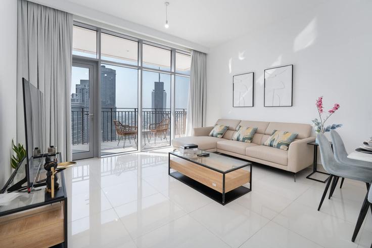 Building Al Tahani St - airdxb - 1322135 adresindeki bir dairede modern mobilyalarla zarif bir şekilde tasarlanmış oturma odası Downtown Dubai, Dubai