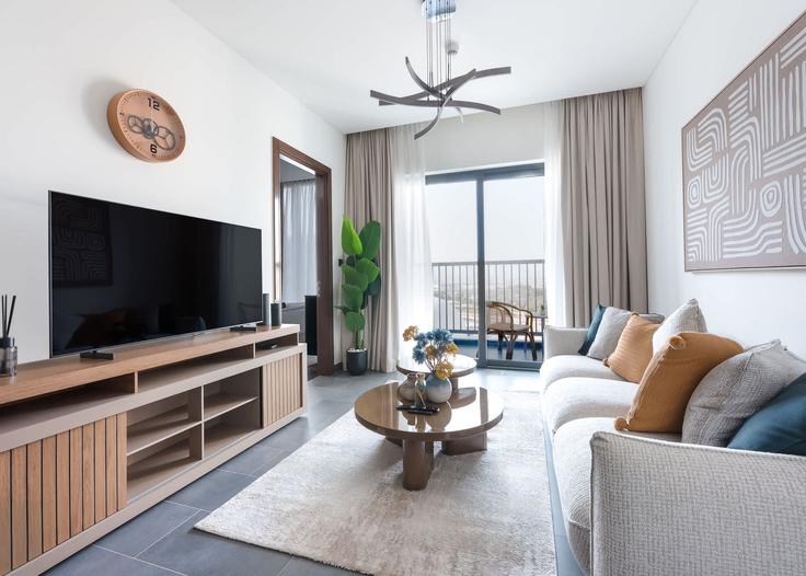 Sala de estar elegantemente projetada com móveis modernos em um apartamento no Building Tariaq Bedon Esm - airdxb - 1322134 em Nad Al Sheba, Dubai