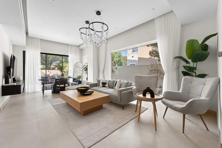 Salle de séjour élégante avec mobilier moderne dans un appartement à Building Street 3 - airdxb - 1322137 à Arabian Ranches, Dubai