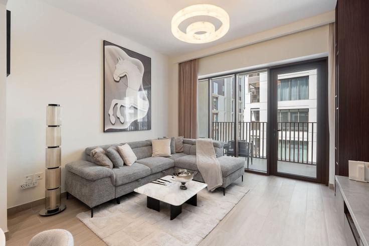 Sala de estar elegantemente projetada com móveis modernos em um apartamento no Building Tariaq Bedon Esm - airdxb - 1322509 em Al Kheeran First, Dubai Sala de estar elegantemente projetada com móveis modernos em um apartamento no Building Tariaq Bedon Esm - airdxb - 1322509 em Al Kheeran First, Dubai