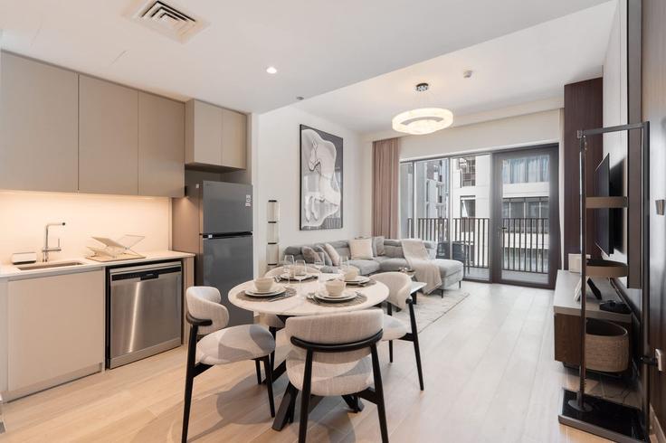 Elegant gestaltetes Wohnzimmer mit moderner Einrichtung in einer Wohnung im Building Tariaq Bedon Esm - airdxb - 1322509 in Al Kheeran First, Dubai Elegant gestaltetes Wohnzimmer mit moderner Einrichtung in einer Wohnung im Building Tariaq Bedon Esm - airdxb - 1322509 in Al Kheeran First, Dubai