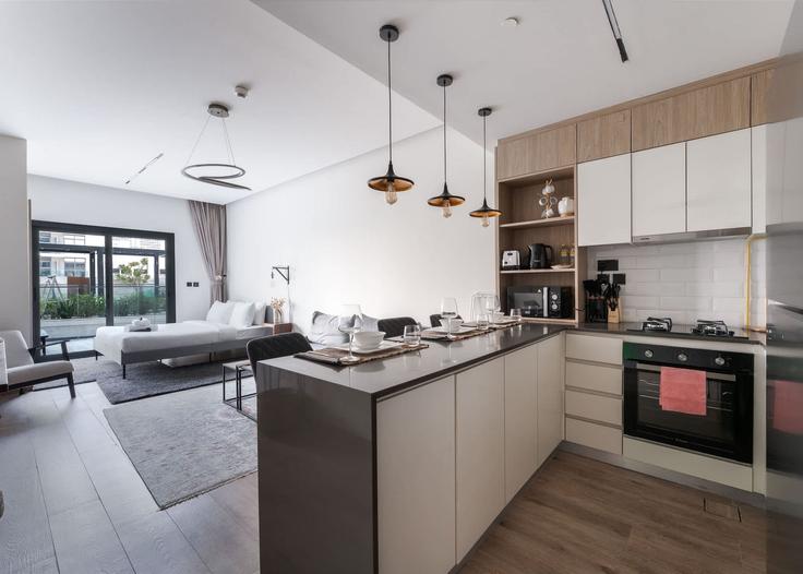 Elegante sala de estar con mobiliario moderno en un apartamento en Building Kahraba North West - airdxb - 1323688 en Al Barsha South Fourth, Dubai Elegante sala de estar con mobiliario moderno en un apartamento en Building Kahraba North West - airdxb - 1323688 en Al Barsha South Fourth, Dubai