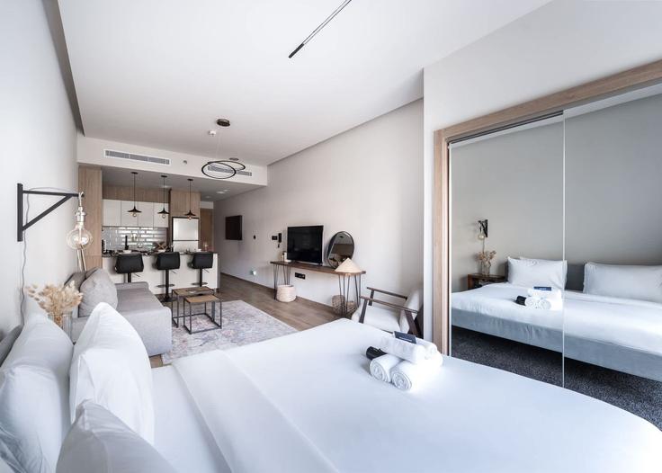 Building Kahraba North West - airdxb - 1323688 adresindeki bir dairede modern mobilyalarla zarif bir şekilde tasarlanmış oturma odası Al Barsha South Fourth, Dubai