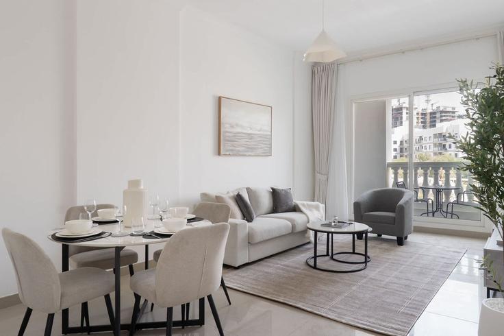 Elegante sala de estar con mobiliario moderno en un apartamento en Building Tariaq Bedon Esm - airdxb - 1324806 en Al Barsha South Fourth, Dubai Elegante sala de estar con mobiliario moderno en un apartamento en Building Tariaq Bedon Esm - airdxb - 1324806 en Al Barsha South Fourth, Dubai