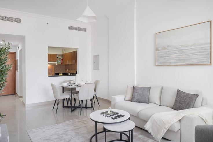 Elegant gestaltetes Wohnzimmer mit moderner Einrichtung in einer Wohnung im Building Tariaq Bedon Esm - airdxb - 1324806 in Al Barsha South Fourth, Dubai Elegant gestaltetes Wohnzimmer mit moderner Einrichtung in einer Wohnung im Building Tariaq Bedon Esm - airdxb - 1324806 in Al Barsha South Fourth, Dubai