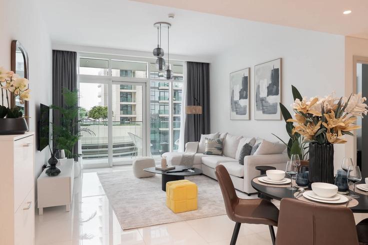 Sala de estar elegantemente projetada com móveis modernos em um apartamento no Building Tariaq Bedon Esm - airdxb - 1322510 em Marsa Dubai, Dubai