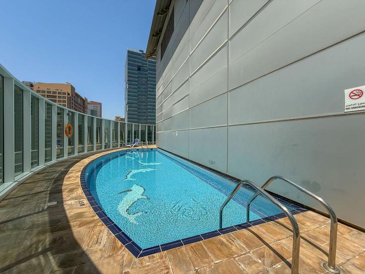 1 quarto mobiliado em apartamentos em Tariaq Bedon Esm 1325618P, Al Thanyah First, Dubai, foto 1