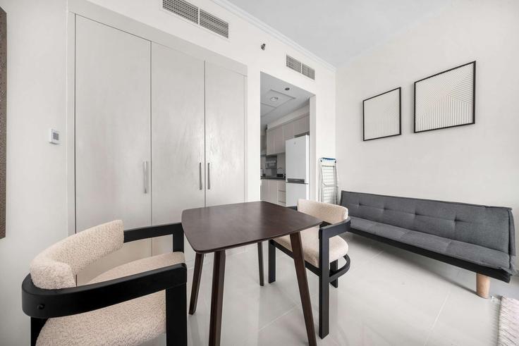 Sala de estar elegantemente projetada com móveis modernos em um apartamento no Building D54 - airdxb - 1320740 em Al Hebiah Third, Dubai