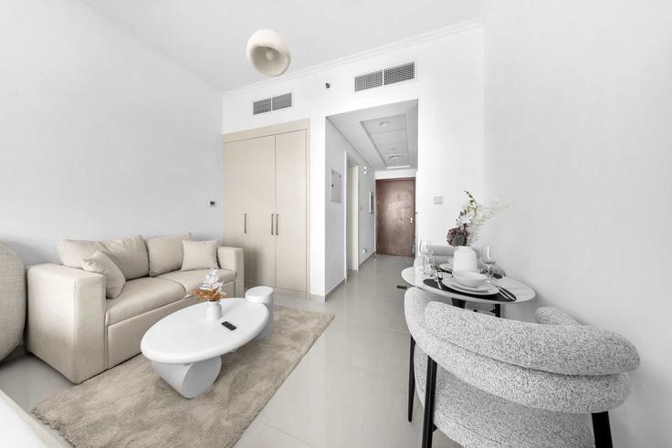 Dubai, Dubai에 위치한 Building D54 - airdxb - 1332402 아파트의 세련된 인테리어가 돋보이는 거실 Dubai, Dubai에 위치한 Building D54 - airdxb - 1332402 아파트의 세련된 인테리어가 돋보이는 거실