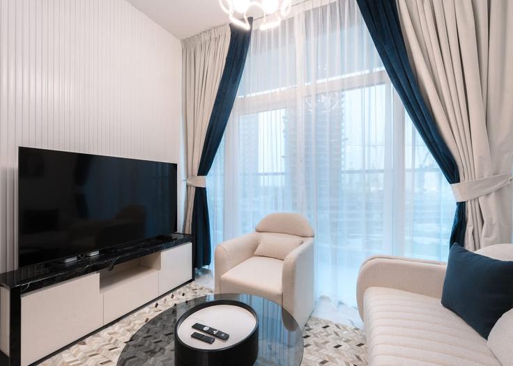 Building Tariaq Bedon Esm - airdxb - 1336772 adresindeki bir dairede modern mobilyalarla zarif bir şekilde tasarlanmış oturma odası Al Barsha, Dubai Building Tariaq Bedon Esm - airdxb - 1336772 adresindeki bir dairede modern mobilyalarla zarif bir şekilde tasarlanmış oturma odası Al Barsha, Dubai