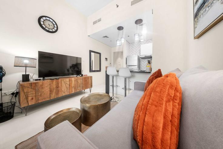 Sala de estar elegantemente projetada com móveis modernos em um apartamento no Building D9 Street - airdxb - 1337419 em Al Barsha South Fifth, Dubai