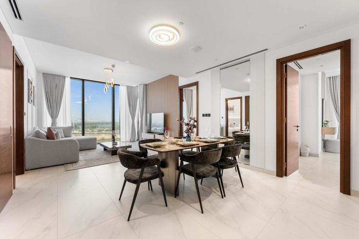 Elegant gestaltetes Wohnzimmer mit moderner Einrichtung in einer Wohnung im Building Al Merkadh - airdxb - 1338739 in Nad Al Sheba, Dubai