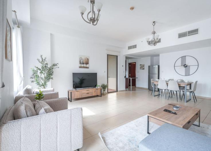 Elegant gestaltetes Wohnzimmer mit moderner Einrichtung in einer Wohnung im Building Al Gharbi Street - airdxb - 1338742 in Dubai Marina, Dubai Elegant gestaltetes Wohnzimmer mit moderner Einrichtung in einer Wohnung im Building Al Gharbi Street - airdxb - 1338742 in Dubai Marina, Dubai