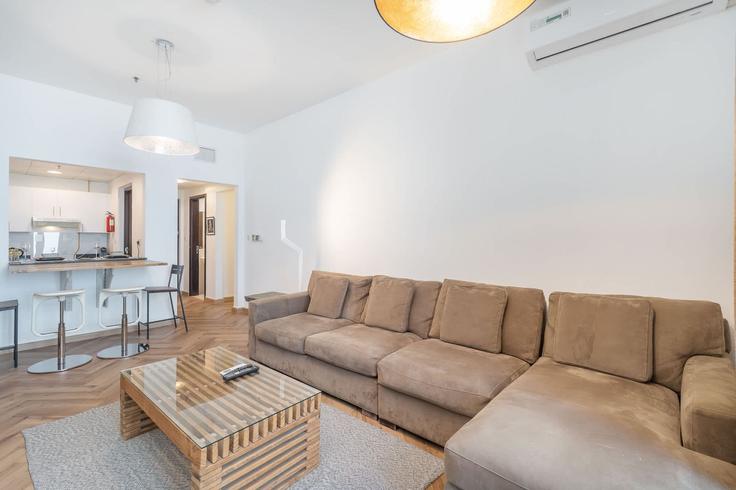 Al Barsha South Fourth, Dubai에 위치한 Building Tariaq Bedon Esm - airdxb - 1339216 아파트의 세련된 인테리어가 돋보이는 거실