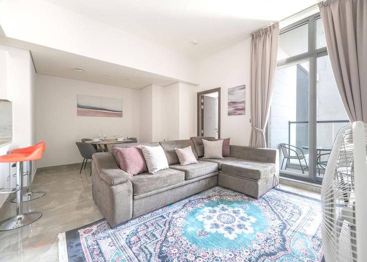 Salle de séjour élégante avec mobilier moderne dans un appartement à Building Tariaq Bedon Esm - airdxb - 1335922 à Dubai South Residential District, Dubai