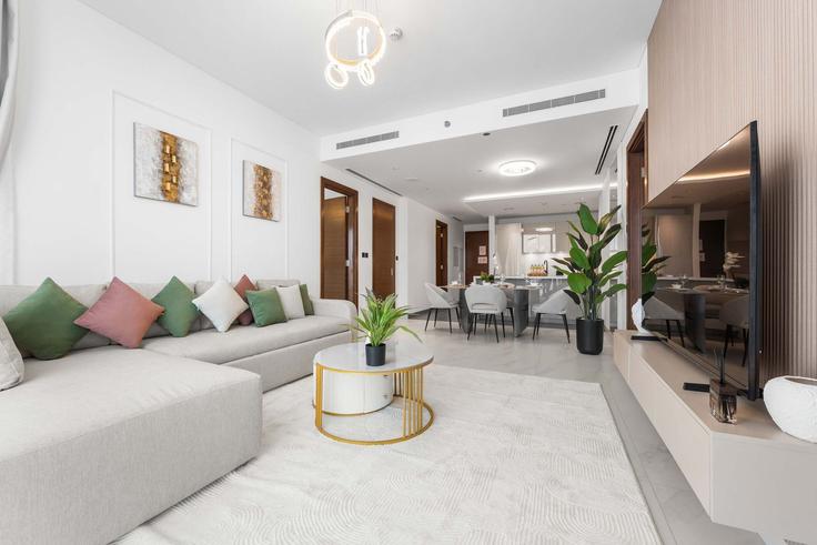 Elegant gestaltetes Wohnzimmer mit moderner Einrichtung in einer Wohnung im Building Tariaq Bedon Esm - airdxb - 1340105 in Nad Al Sheba, Dubai Elegant gestaltetes Wohnzimmer mit moderner Einrichtung in einer Wohnung im Building Tariaq Bedon Esm - airdxb - 1340105 in Nad Al Sheba, Dubai