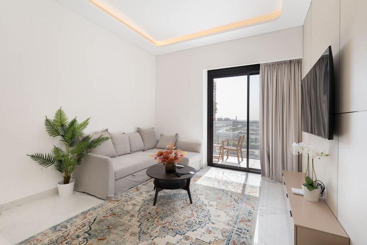 Nad Al Sheba, Dubai에 위치한 Building Tariaq Bedon Esm - airdxb - 1343390 유닛의 세련된 인테리어가 돋보이는 거실