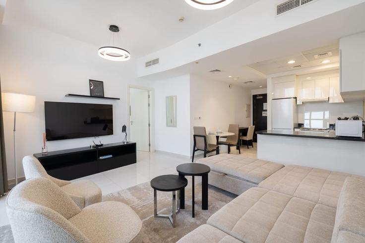 Building Lazuward South West - airdxb - 1343389 adresindeki bir dairede modern mobilyalarla zarif bir şekilde tasarlanmış oturma odası Al Barsha South Fourth, Dubai