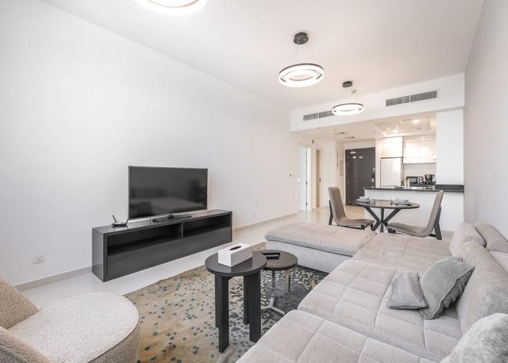 Building Lazuward South West - airdxb - 1343391 adresindeki bir dairede modern mobilyalarla zarif bir şekilde tasarlanmış oturma odası Al Barsha South Fourth, Dubai