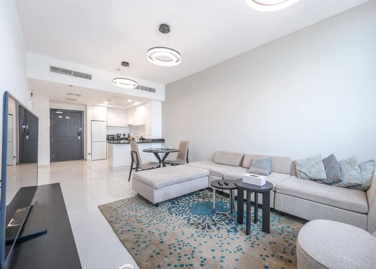 Elegante sala de estar con mobiliario moderno en un apartamento en Building Lazuward South West - airdxb - 1343391 en Al Barsha South Fourth, Dubai
