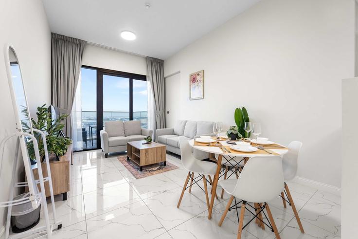 Salle de séjour élégante avec mobilier moderne dans un appartement à Building Jabal Ali Central St - airdxb - 1335919 à Downtown Jabel Ali, Dubai