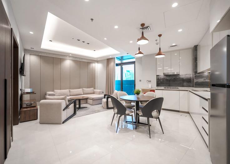 Business Bay, Dubai에 위치한 Building Tariaq Bedon Esm - airdxb - 1346923 아파트의 세련된 인테리어가 돋보이는 거실