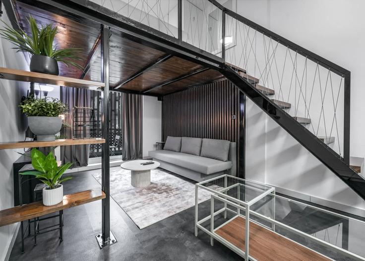 Elegant gestaltetes Wohnzimmer mit moderner Einrichtung in einer Wohnung im Building Street 11 - airdxb - 1347942 in Jumeirah Village, Dubai