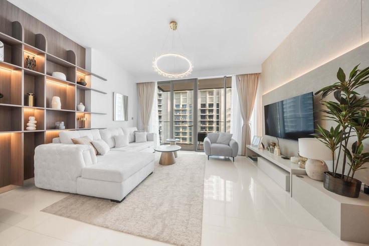 Sala de estar elegantemente projetada com móveis modernos em um apartamento no Building Tariaq Bedon Esm - airdxb - 1332400 em Marsa Dubai, Dubai