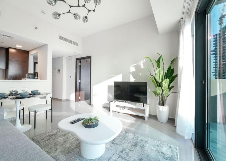 Dubai Business BayのBuilding Marasi Drive - airdxb - 1353785のアパートメントにある、モダンな家具を備えたエレガントなデザインのリビングルーム