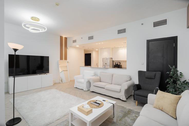 Dubai Wadi Al Safa 2のBuilding Tariaq Bedon Esm - airdxb - 1353120のアパートメントにある、モダンな家具を備えたエレガントなデザインのリビングルーム