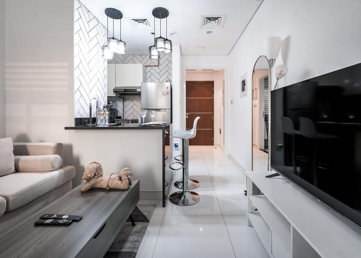 Sala de estar elegantemente projetada com móveis modernos em um apartamento no Building D9 Street - airdxb - 1355592 em Al Barsha South Fifth, Dubai