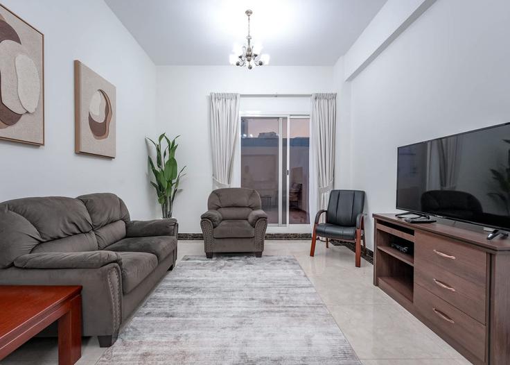 Building Kahraba South East - airdxb - 1355594 adresindeki bir dairede modern mobilyalarla zarif bir şekilde tasarlanmış oturma odası Al Barsha South Fourth, Dubai