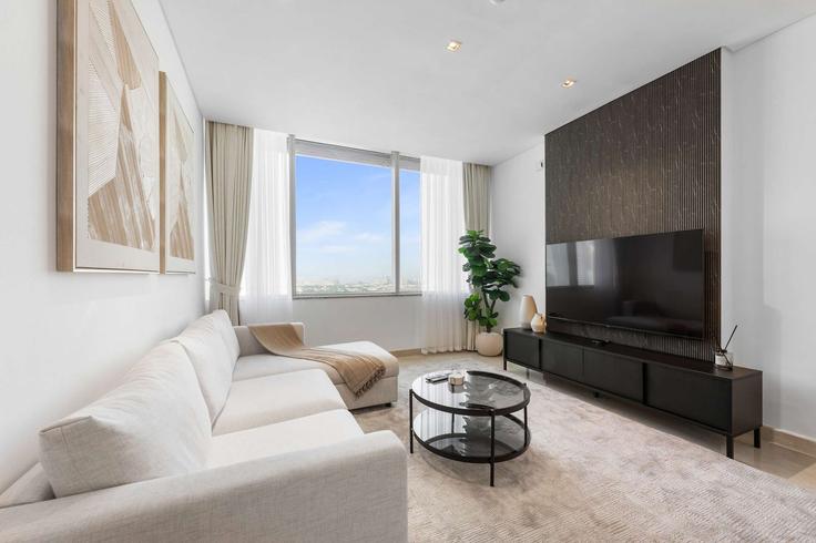 Trade Center, Dubai에 위치한 Building Al Mustaqbal Street - airdxb - 1259371 - DXB 아파트의 세련된 인테리어가 돋보이는 거실 Trade Center, Dubai에 위치한 Building Al Mustaqbal Street - airdxb - 1259371 - DXB 아파트의 세련된 인테리어가 돋보이는 거실