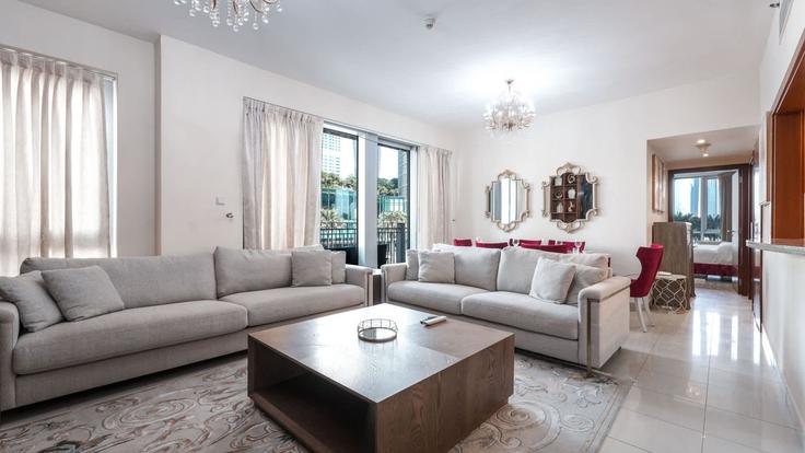 Downtown Dubai, Dubai에 위치한 Building Sheikh Mohammed bin Rashid Boulevard - airdxb - 1352189 아파트의 세련된 인테리어가 돋보이는 거실 Downtown Dubai, Dubai에 위치한 Building Sheikh Mohammed bin Rashid Boulevard - airdxb - 1352189 아파트의 세련된 인테리어가 돋보이는 거실