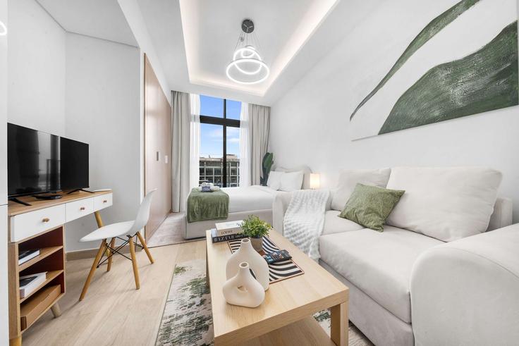 Salle de séjour élégante avec mobilier moderne dans un appartement à Building Tariaq Bedon Esm - airdxb - 1359544 à Nad Al Sheba, Dubai