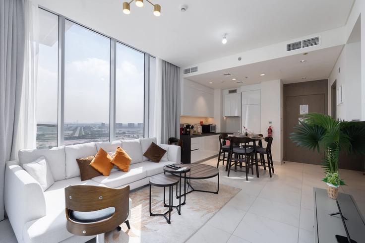 Building Tariaq Bedon Esm - airdxb - 1363328 adresindeki bir dairede modern mobilyalarla zarif bir şekilde tasarlanmış oturma odası Al Merkadh, Dubai Building Tariaq Bedon Esm - airdxb - 1363328 adresindeki bir dairede modern mobilyalarla zarif bir şekilde tasarlanmış oturma odası Al Merkadh, Dubai