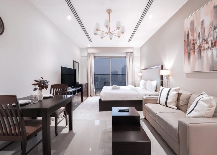 Dubai Downtown DubaiのBuilding Al Asayel Street - airdxb - 1363911のアパートメントにある、モダンな家具を備えたエレガントなデザインのリビングルーム