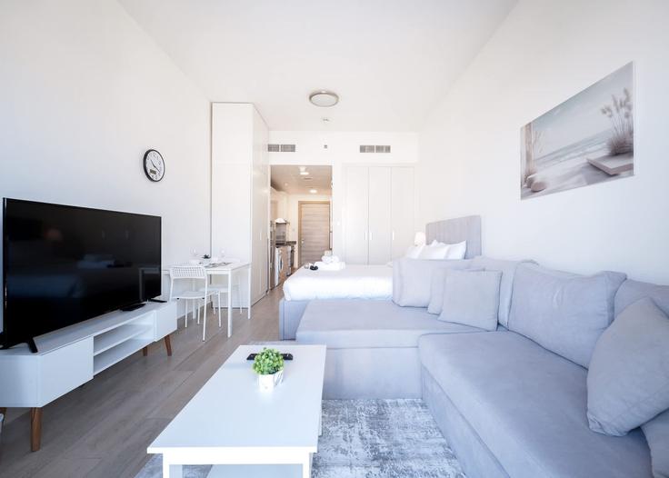 Jumeirah Village, Dubai에 위치한 Building Lazuward South West - airdxb - 1366033 아파트의 세련된 인테리어가 돋보이는 거실 Jumeirah Village, Dubai에 위치한 Building Lazuward South West - airdxb - 1366033 아파트의 세련된 인테리어가 돋보이는 거실