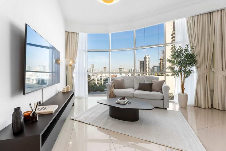 Elegant gestaltetes Wohnzimmer mit moderner Einrichtung in einer Wohnung im Building Tariaq Bedon Esm - airdxb - 1367341 in Al Barsha South Fourth, Dubai Elegant gestaltetes Wohnzimmer mit moderner Einrichtung in einer Wohnung im Building Tariaq Bedon Esm - airdxb - 1367341 in Al Barsha South Fourth, Dubai