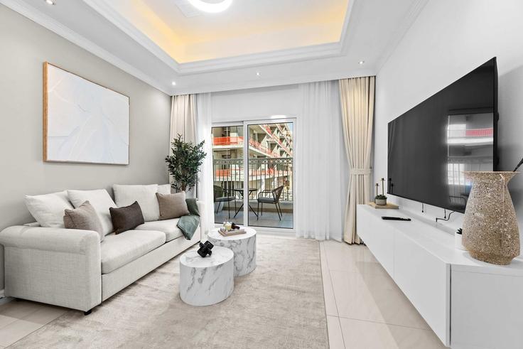Salle de séjour élégante avec mobilier moderne dans un appartement à Building Tariaq Bedon Esm - airdxb - 1367478 à Al Barsha South Third, Dubai