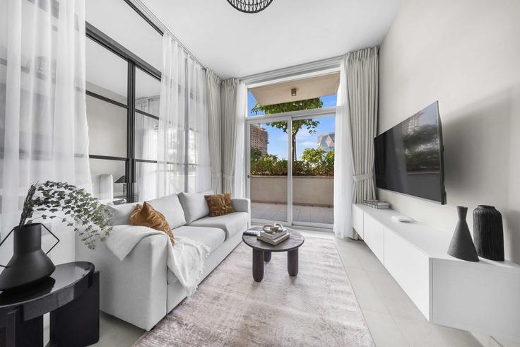 Elegante sala de estar con mobiliario moderno en un apartamento en Building Tariaq Bedon Esm - airdxb - 1370177 en Dubai Hills Estate, Dubai