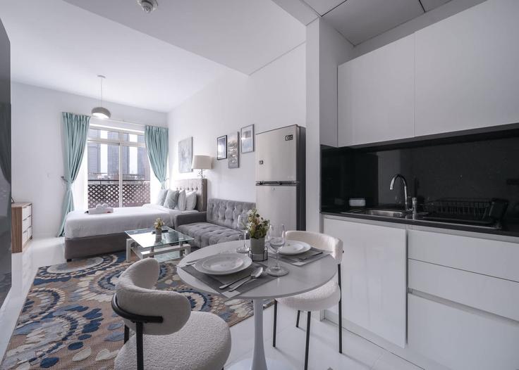 Elegante sala de estar con mobiliario moderno en un apartamento en Building Street 11 - airdxb - 1371147 en Al Barsha South Fourth, Dubai Elegante sala de estar con mobiliario moderno en un apartamento en Building Street 11 - airdxb - 1371147 en Al Barsha South Fourth, Dubai