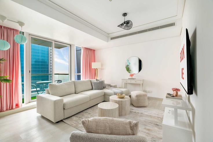 Elegante sala de estar con mobiliario moderno en un apartamento en Building Tariaq Bedon Esm - airdxb - 1372951 en JLT, Dubai Elegante sala de estar con mobiliario moderno en un apartamento en Building Tariaq Bedon Esm - airdxb - 1372951 en JLT, Dubai