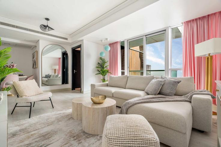 JLT, Dubai에 위치한 Building Tariaq Bedon Esm - airdxb - 1372951 유닛의 세련된 인테리어가 돋보이는 거실