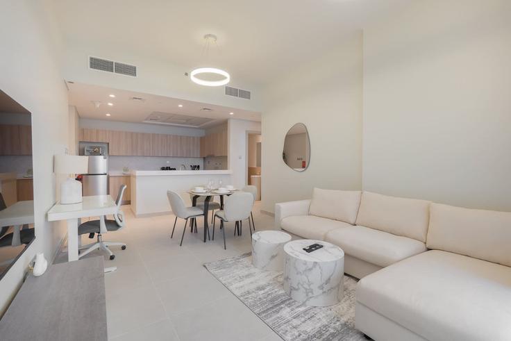 Dubai Dubai Hills EstateのBuilding Tariaq Bedon Esm - airdxb - 1372946のアパートメントにある、モダンな家具を備えたエレガントなデザインのリビングルーム