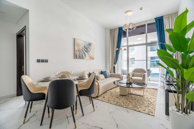 Salle de séjour élégante avec mobilier moderne dans un appartement à Building Tariaq Bedon Esm - airdxb - 1373666 à Al Barsha, Dubai
